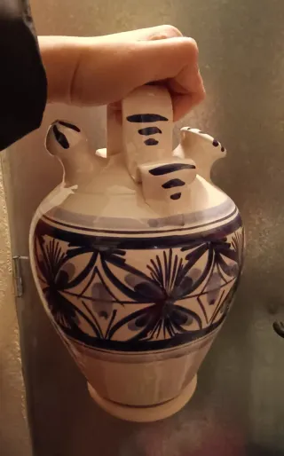 Botijo de cerámica azul y blanco