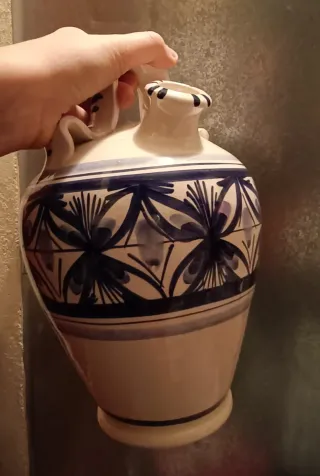 Botijo de cerámica azul y blanco