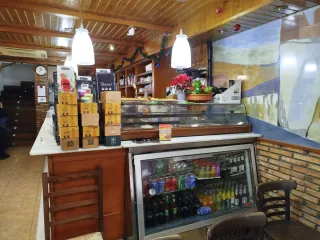 Vitrina expositora barra madera cristal