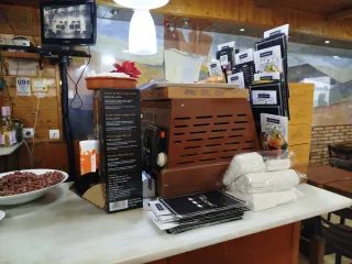 Vitrina expositora barra madera cristal