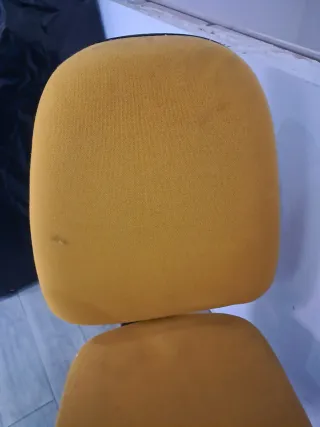 Última oportunidad! Silla oficina mostaza ruedas