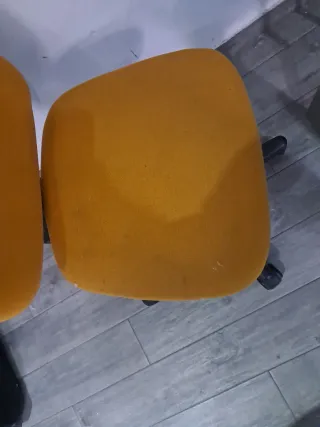 Última oportunidad! Silla oficina mostaza ruedas