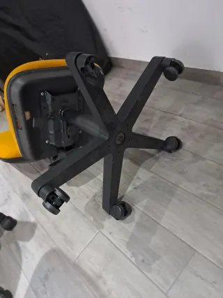 Última oportunidad! Silla oficina mostaza ruedas