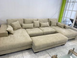 Sofa rinconesra con chaise longue amplio + puff