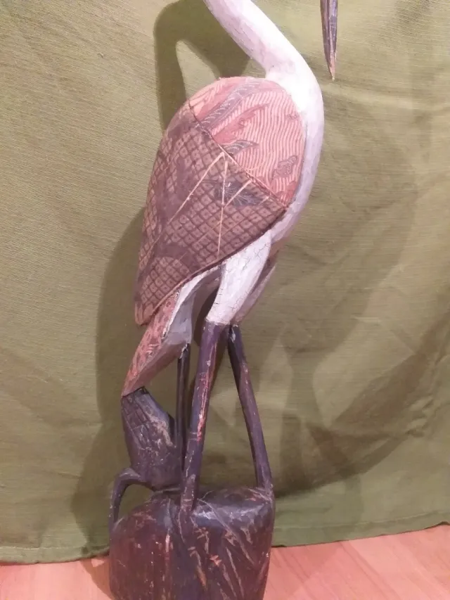 Escultura de cigüeña de madera