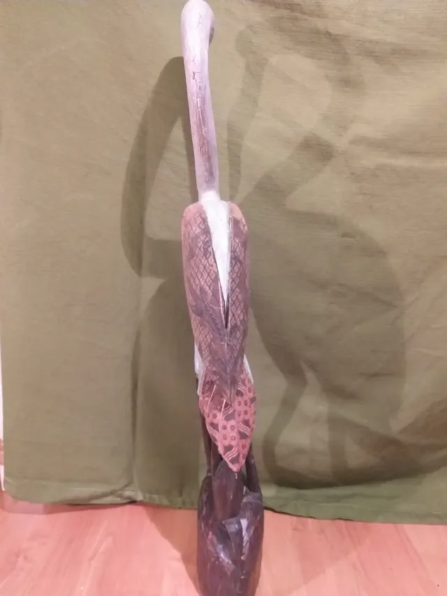 Escultura de cigüeña de madera