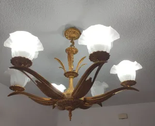 Lámpara de techo dorada con tulipas