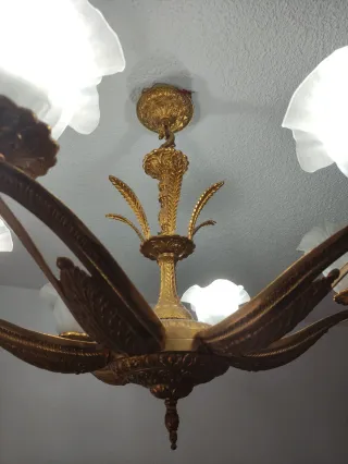 Lámpara de techo dorada con tulipas