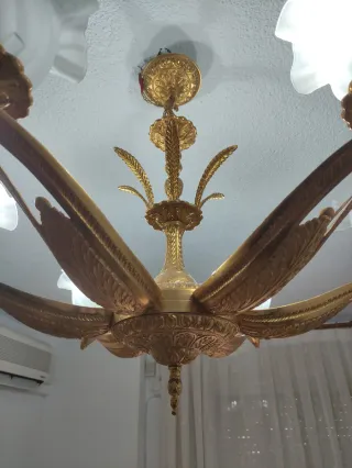 Lámpara de techo dorada con tulipas