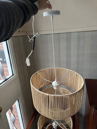 Lámpara colgante de ratán y madera