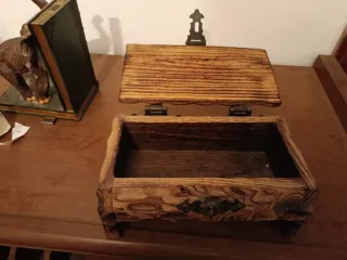 Joyero antiguo de madera tallada