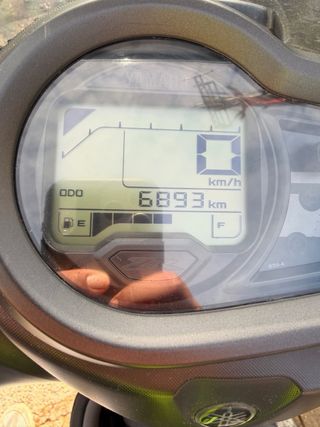 Moto Yamaha roja y negra