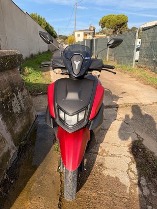 Moto Yamaha roja y negra