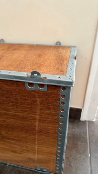 Caja de madera vieja con refuerzos metálicos