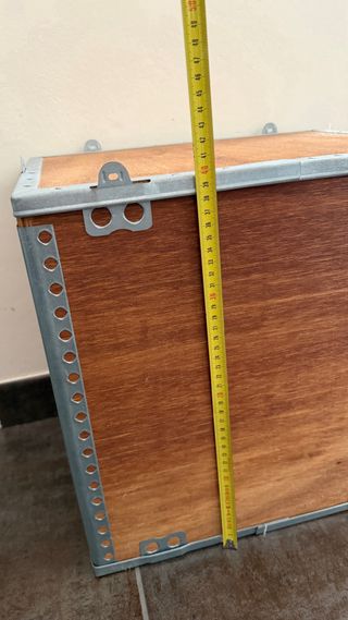 Caja de madera vieja con refuerzos metálicos