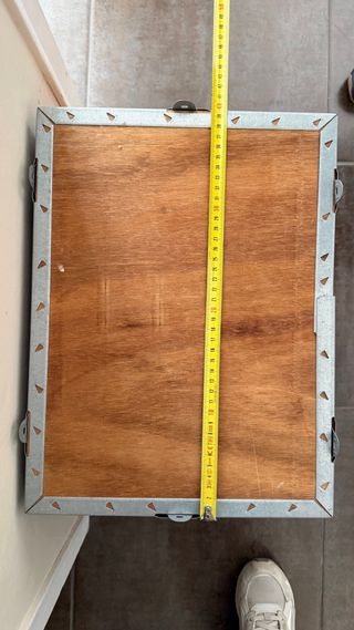 Caja de madera vieja con refuerzos metálicos