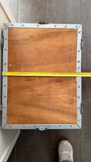 Caja de madera vieja con refuerzos metálicos
