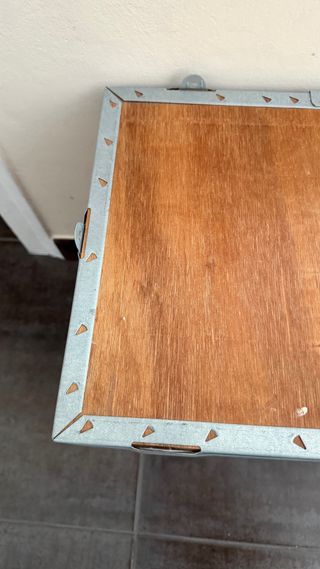 Caja de madera vieja con refuerzos metálicos