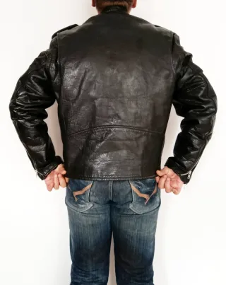 Chupa de cuero heavy rock. L.  Medidas indicadas.