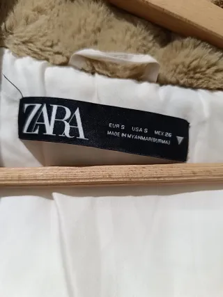 Plumífero Zara Beige con Capucha y Pelo