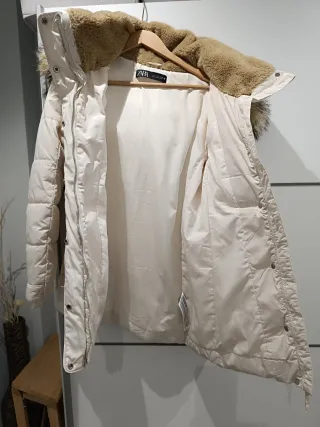 Plumífero Zara Beige con Capucha y Pelo