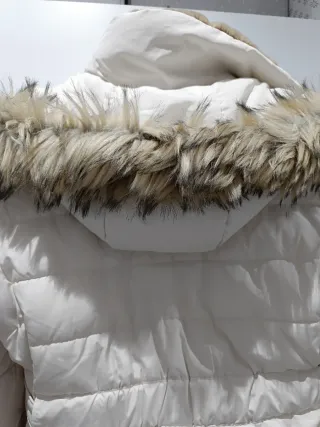 Plumífero Zara Beige con Capucha y Pelo