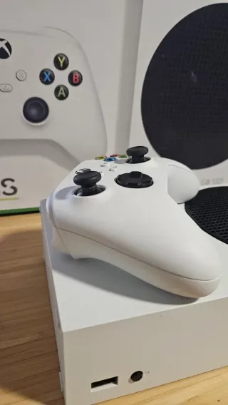 Xbox Series S 512GB + 2 Mandos Blancos. Impecable