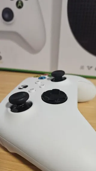 Xbox Series S 512GB + 2 Mandos Blancos. Impecable