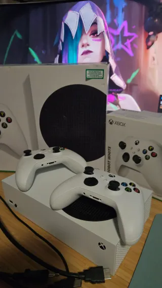 Xbox Series S 512GB + 2 Mandos Blancos. Impecable