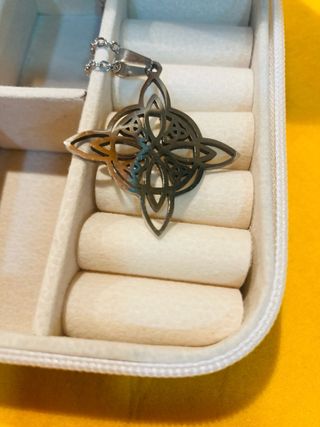 Colgante Acero nudo bruja y Joyero