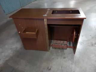 Mueble para máquina de coser de madera