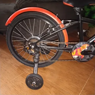 Bicicleta infantil Btwin con diseño de tigre