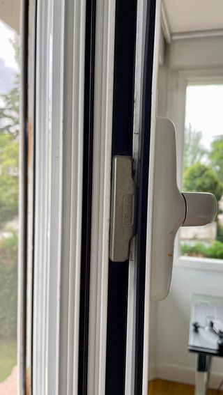 3 Ventanas aluminio con persianas seguridad motor.