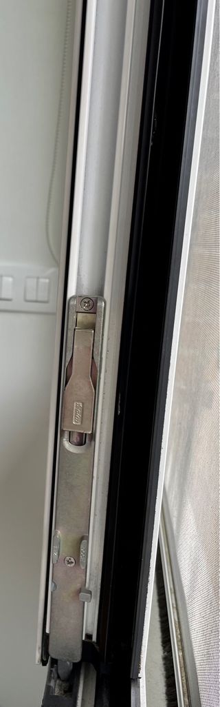 3 Ventanas aluminio con persianas seguridad motor.