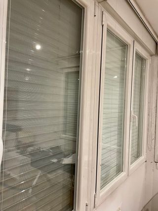 3 Ventanas aluminio con persianas seguridad motor.