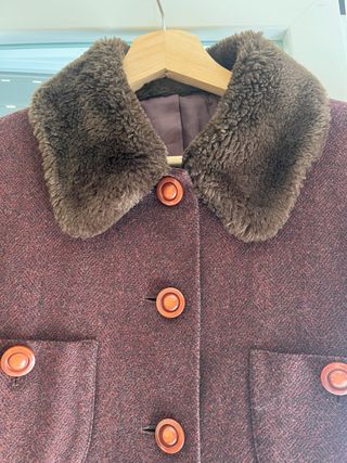 Elegante chaqueta paño cuello piel