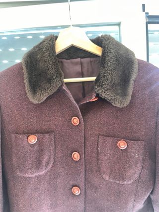 Elegante chaqueta paño cuello piel