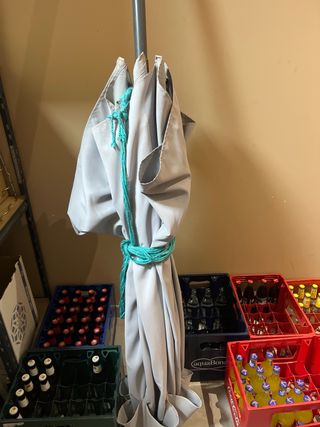 Sombrilla gris con base metálica