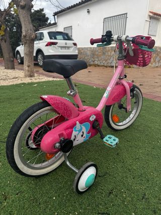 Bicicleta infantil rosa con ruedines