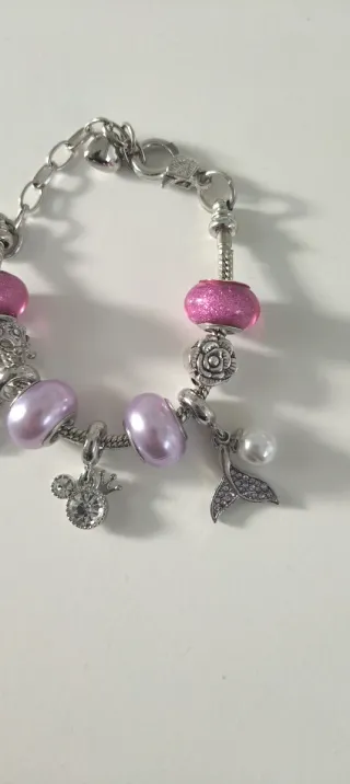 Pulsera tipo Pandora con charms