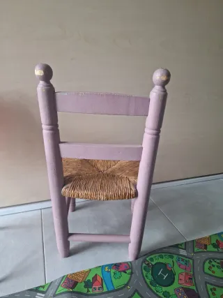 Silla infantil de madera y ratán