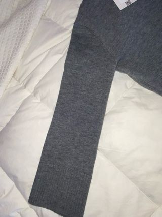 Jersey NUEVO cuello alto gris oscuro de Bershka
