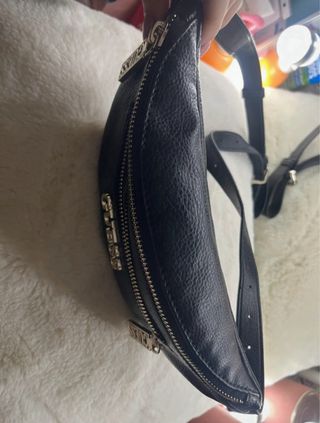 Bolso riñonera Guess