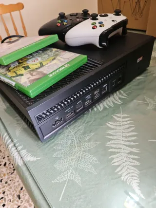Xbox One con 1 mandos y 2 juegos