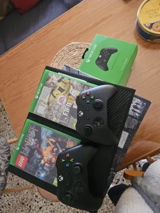 Xbox One con 2 mandos y 2 juegos