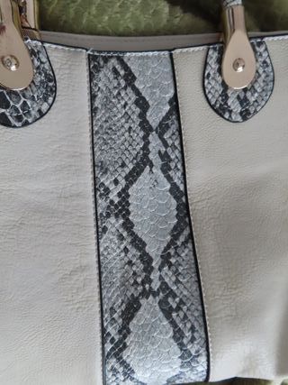 Bolso de asas con estampado de serpiente