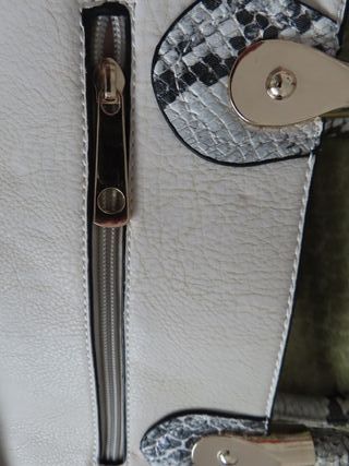 Bolso de asas con estampado de serpiente