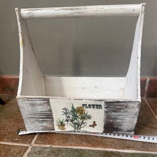 Cesta de madera decorada