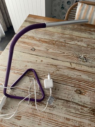 Lámpara de mesa morada y plateada