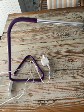 Lámpara de mesa morada y plateada